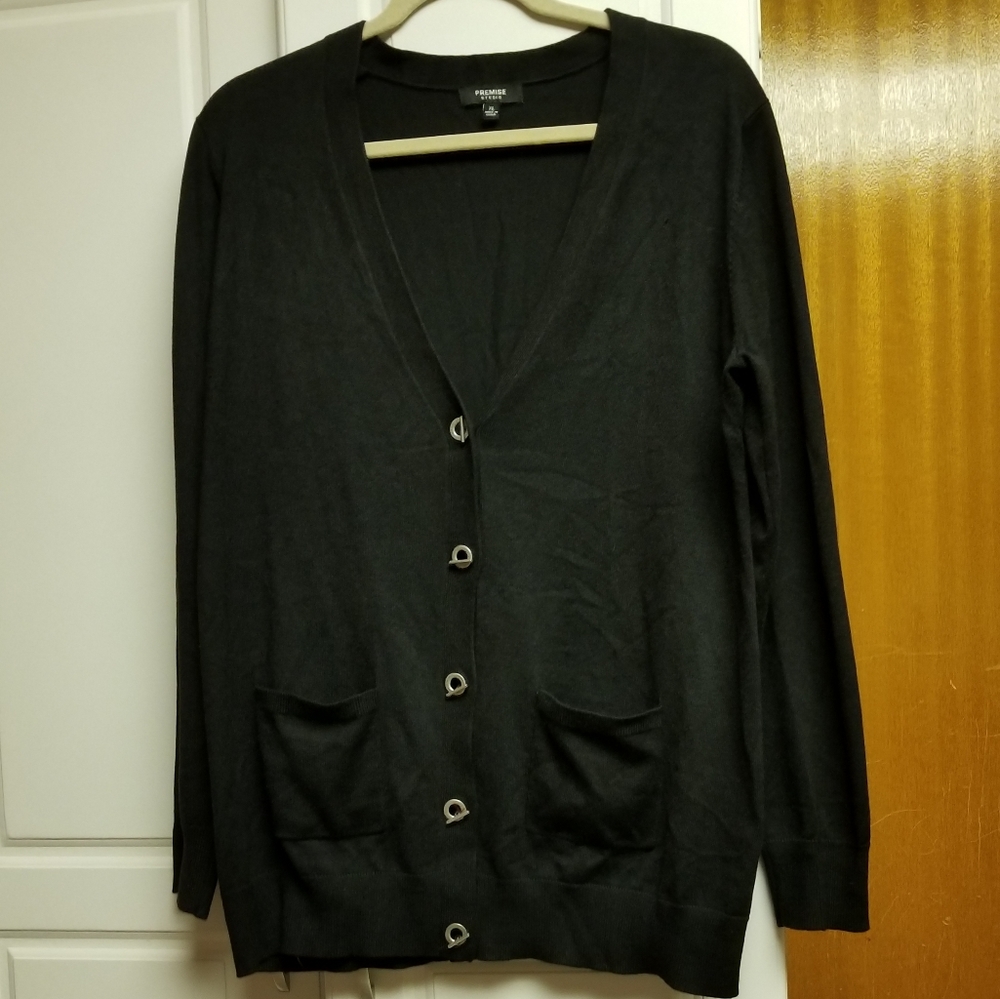 🌻👙Premise v neck cardigan with silver hoop/bar enclosures and front pockets